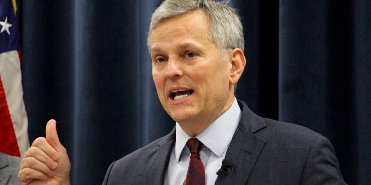 Guverner Sjeverne Karoline veto kontroverznih zakona o dei i transrodnim računima