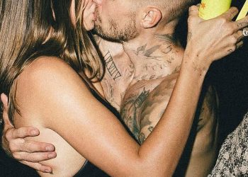 Hailey Bieber poljubi muža bez majice Justina tijekom boozy stranke nakon što je na novom albumu izložio bračne nevolje