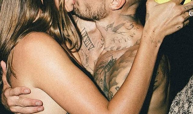 Hailey Bieber poljubi muža bez majice Justina tijekom boozy stranke nakon što je na novom albumu izložio bračne nevolje