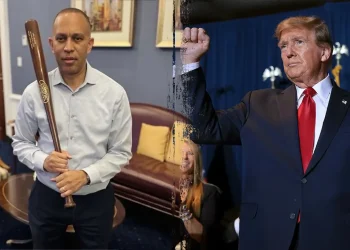 Hakeem Jeffries ismijavao se za fotografiju baseball šišmiša ciljajući na Trumpov račun