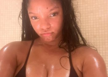 Halle Bailey stavlja vrlo prljav zaslon u odvažno uronjenom sportskom grudnjaku dok gradi znoj u pari sauna selfie