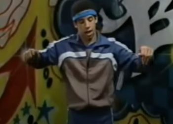 Hollywood Action Hero izgleda neprepoznatljivo, pokazujući svoje tijelo koje iskače kao zloglasne tutorijale iz 1980 -ih.