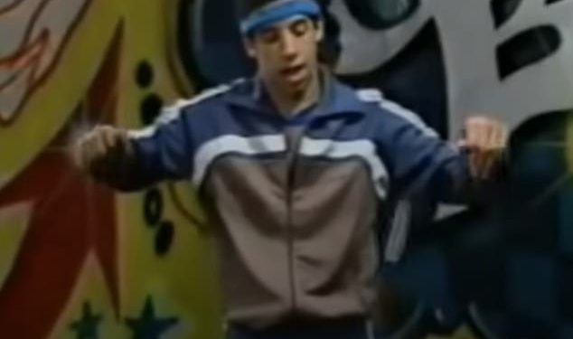 Hollywood Action Hero izgleda neprepoznatljivo, pokazujući svoje tijelo koje iskače kao zloglasne tutorijale iz 1980 -ih.