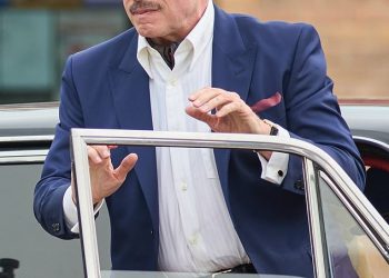 Hollywood ikona je neprepoznatljiva dok se pretvara u Mobster za film ubojstva JFK -a … Možete li pogoditi koga?