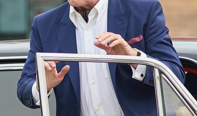 Hollywood ikona je neprepoznatljiva dok se pretvara u Mobster za film ubojstva JFK -a … Možete li pogoditi koga?