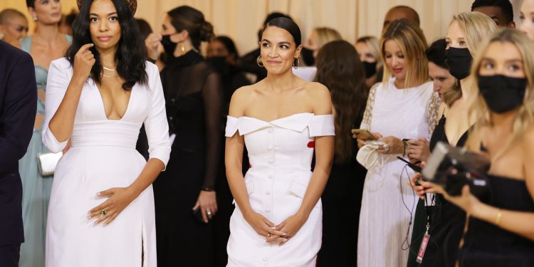 House Ethics Panel kaže AOC -u da izvrši više plaćanja preko svog met gala ‘poreza bogata’ odjeća ‘