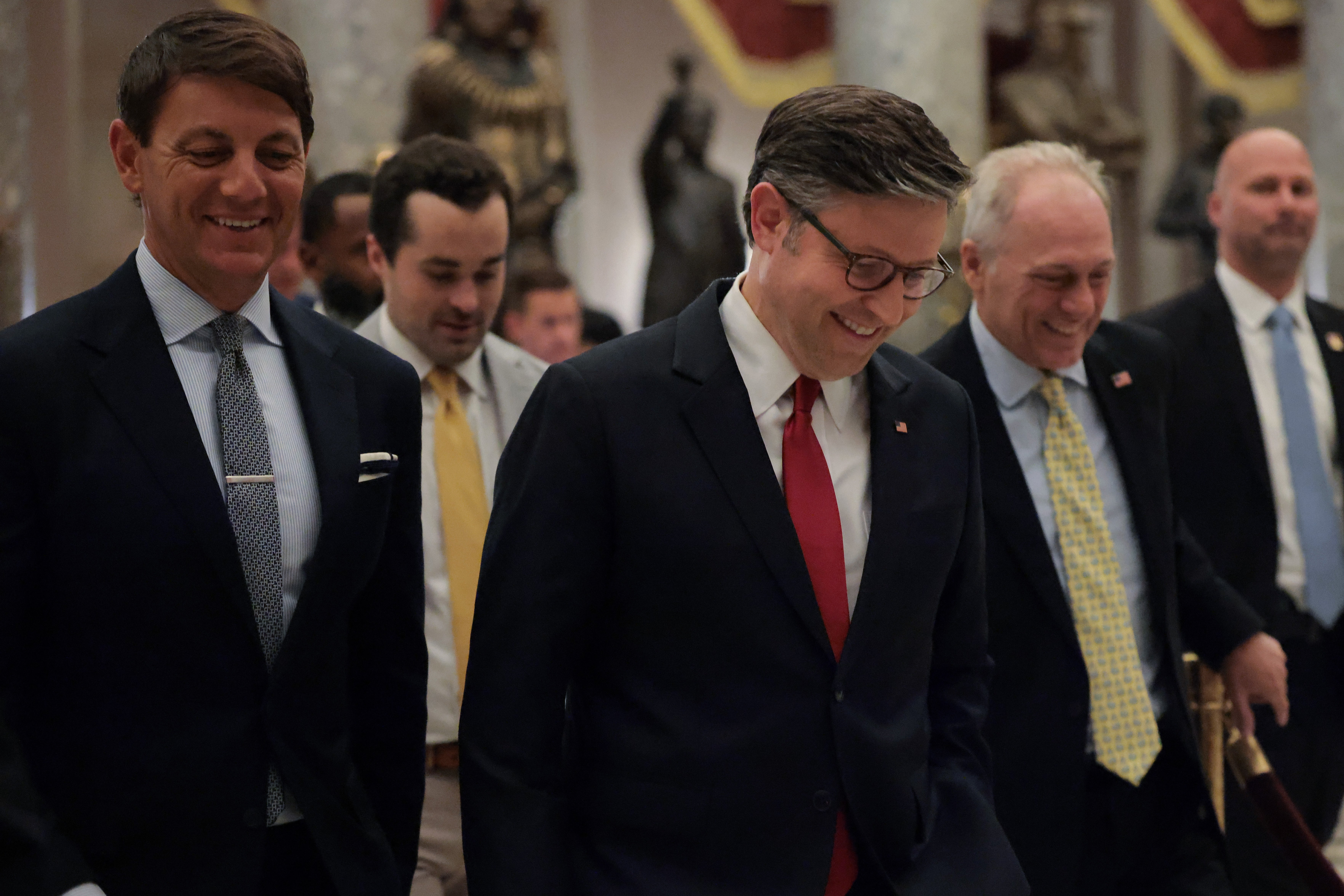 Mike Johnson i čelnici House GOP -a gurnuli su senatsku verziju 'velikog, prekrasnog zakona', umjesto da ga prerade, omogućujući im da ispune Trumpov rok od 4. srpnja