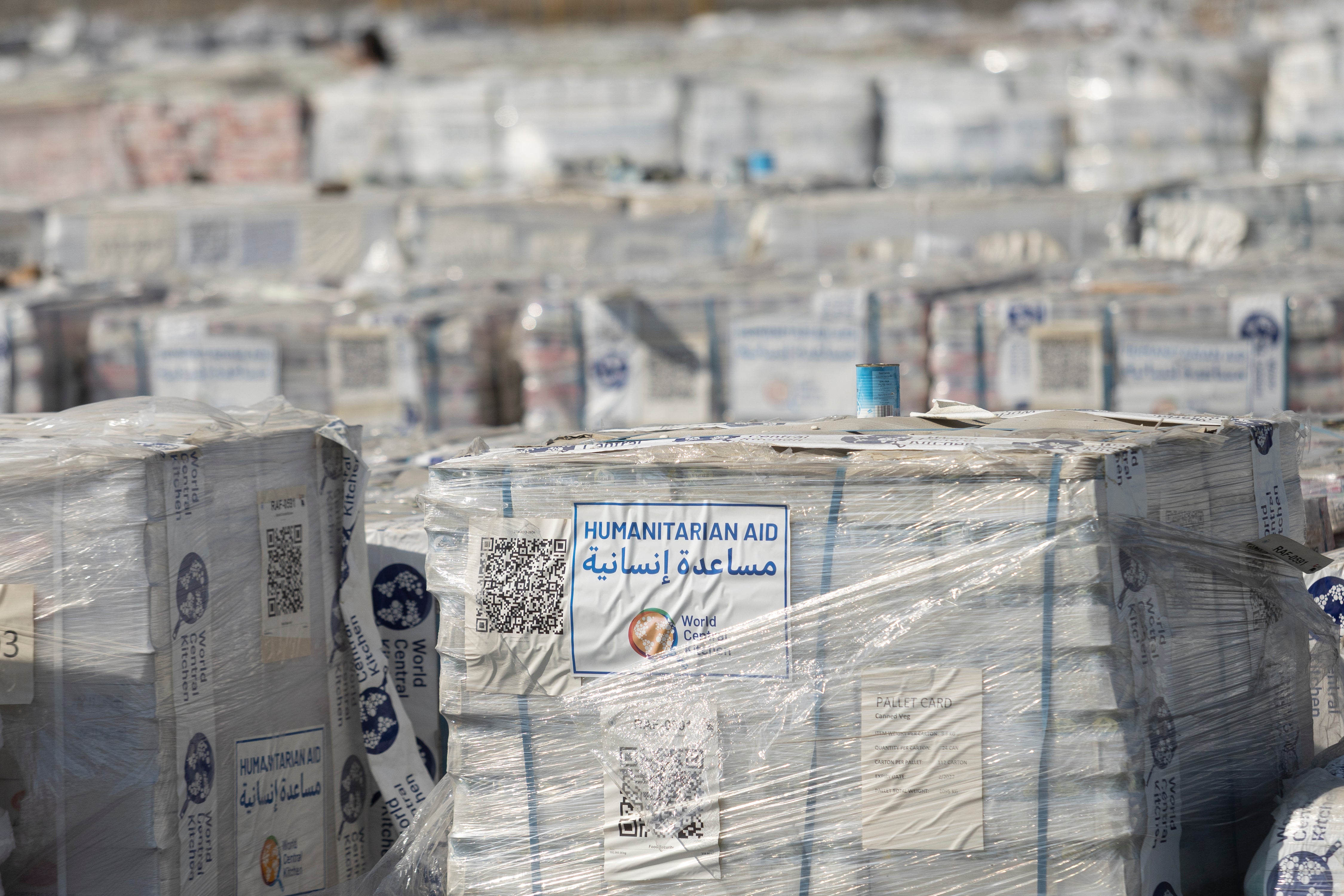 Paketi za humanitarne pomoći koji čekaju da se pokupe na palestinskoj strani prijelaza Kerem Shalom 24. srpnja 2025. u Keremu Shalom, Gaza Strip
