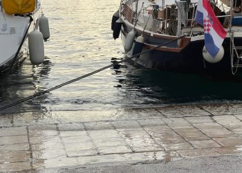 “I GLEDAM MORE GDJE SE K MENI PENJE” Na Visu se more odjednom diglo i poplavilo rivu