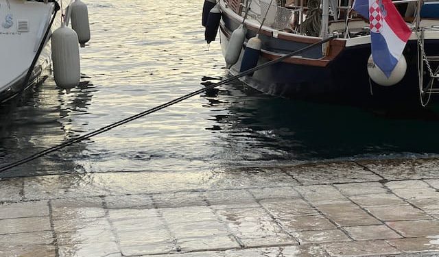 “I GLEDAM MORE GDJE SE K MENI PENJE” Na Visu se more odjednom diglo i poplavilo rivu