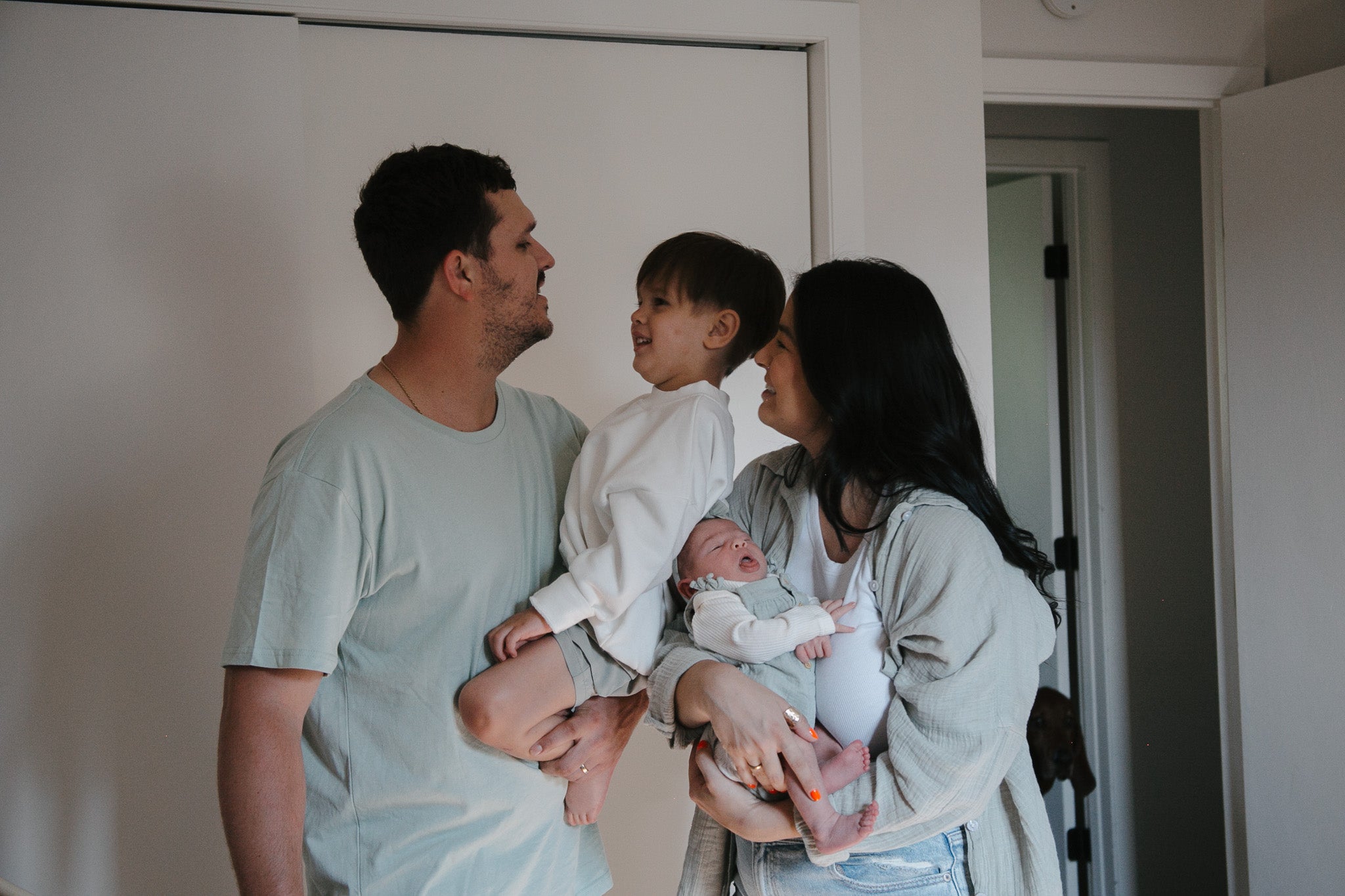 Dakota Scott slikala se sa suprugom, sinom i kćeri. Scott je rekao da su se u početku borili s postupkom odobravanja, ali da je njezin suprug na kraju odobren