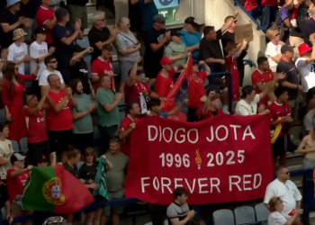 Igrači i navijači pjevaju zajedno nakon prvog prijateljskog