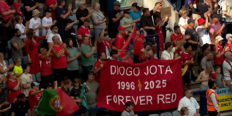 Igrači i navijači pjevaju zajedno nakon prvog prijateljskog