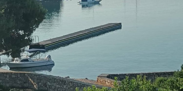 Ilegalni ponton na Drveniku Velom ponovno postavljen