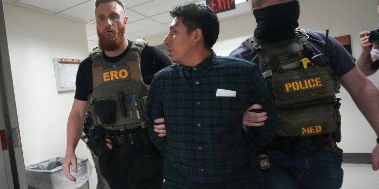 Imigranti podnose tužbu za klasu protiv Trumpa zbog ‘nezakonitih’ ledenih uhićenja u dvorima