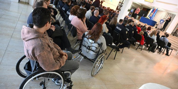 Invalidi mjesecima čekaju na rješenja o inkluzivnom dodatku, a onda još dobiju i odgodu. Što se događa?