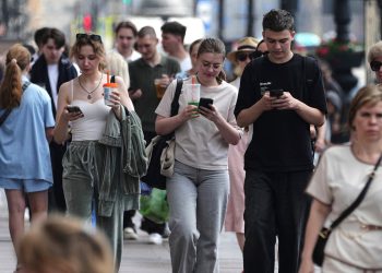 Isključivanje internetskih veza mobilnih telefona pomeste Rusiju, dodatno ograničavajući već utipljenu neto slobodu