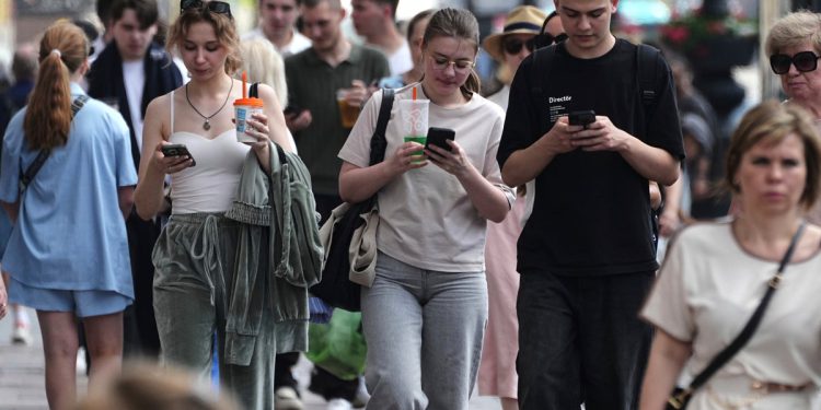 Isključivanje internetskih veza mobilnih telefona pomeste Rusiju, dodatno ograničavajući već utipljenu neto slobodu