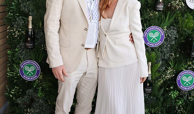 Isla Fisher usko izbjegava bivšeg Sacha Baron Cohen na Wimbledonu dok stiže sa svojim bratom nakon što je dovršio razvod