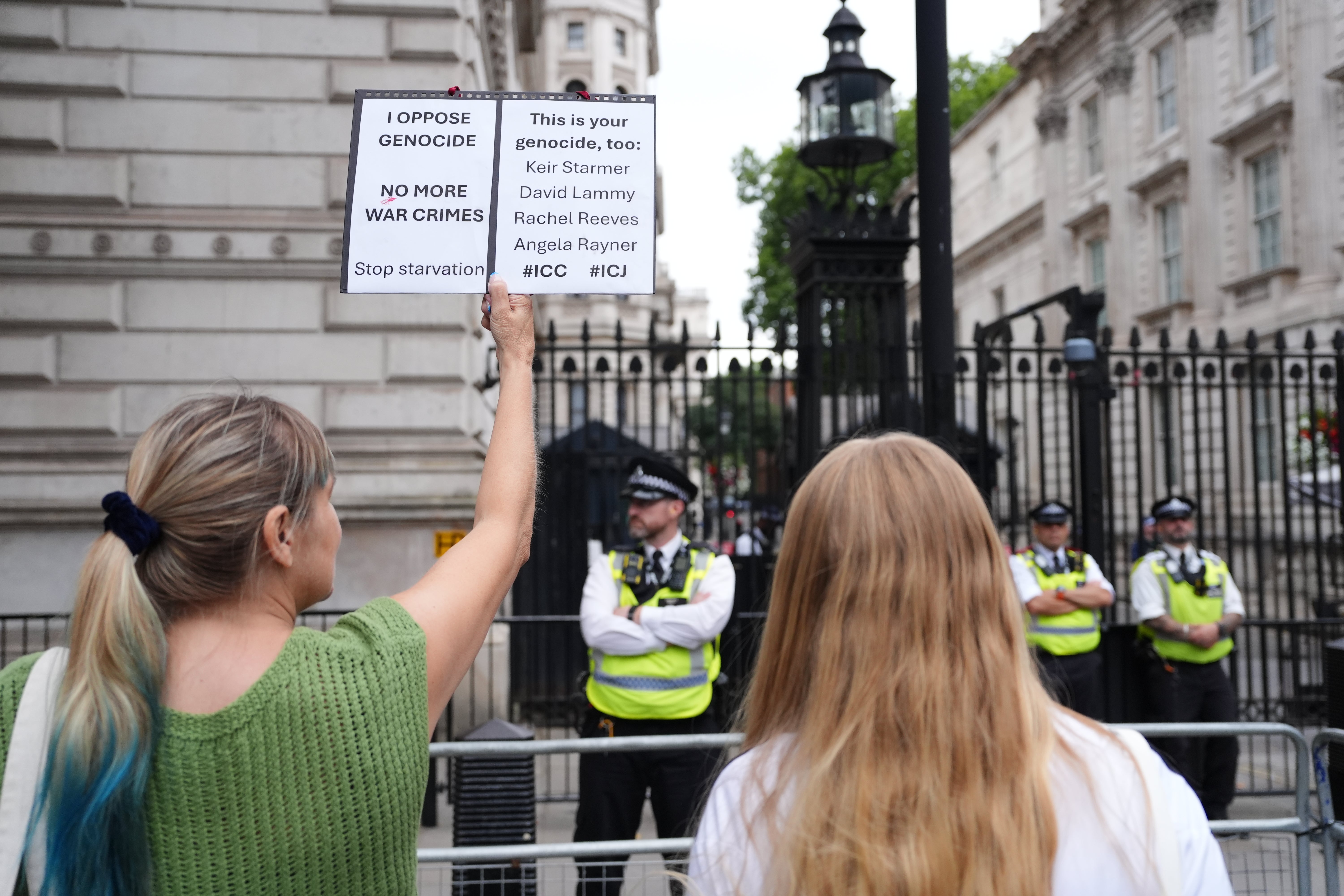 Prosvjednici izvan Downing Streeta