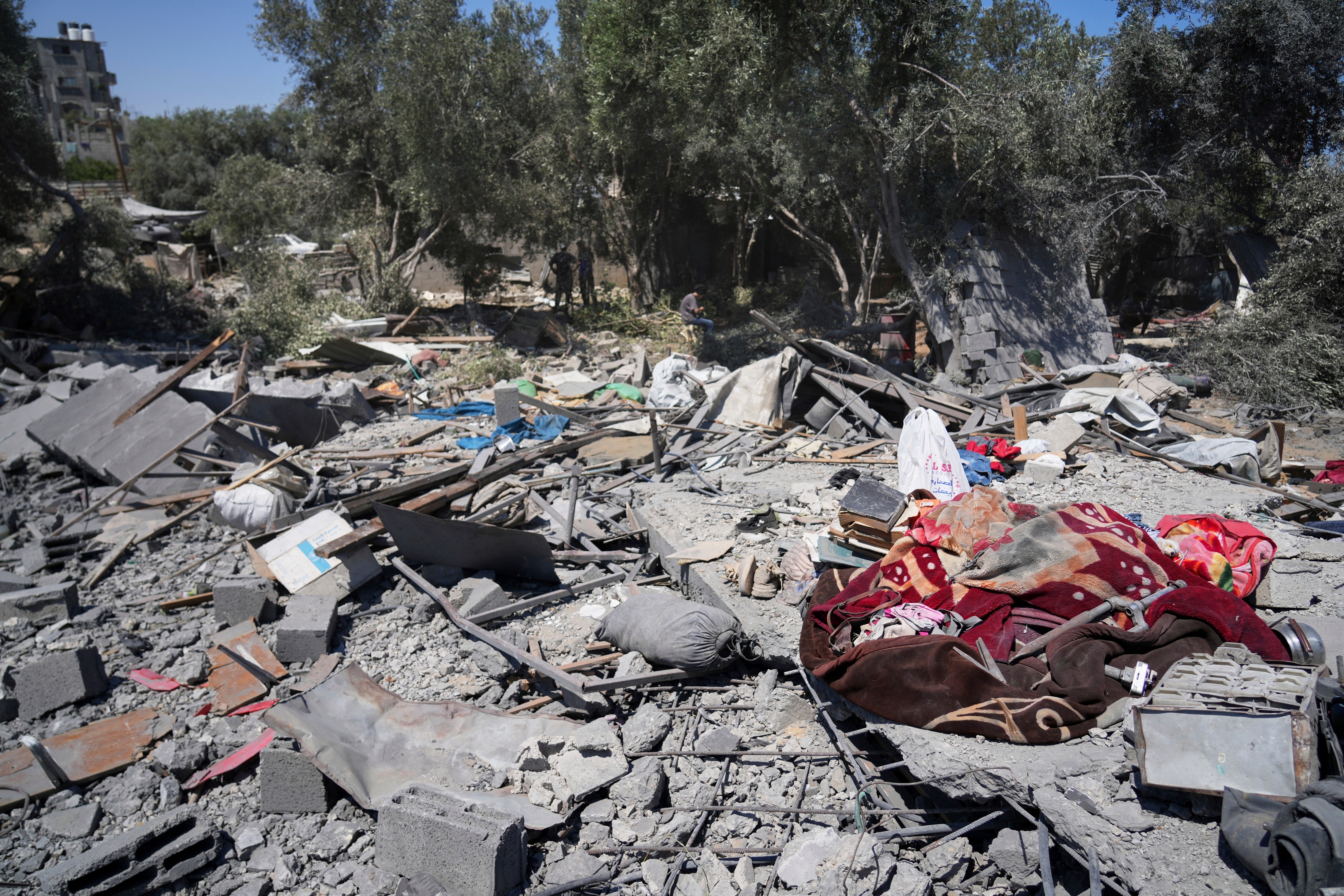Palestinci pregledavaju mjesto štrajka izraelske vojske na kuću koja pripada obitelji al-arabida koja je ubila najmanje devet osoba, u al-Zawidi, Strip u središnjoj Gazi