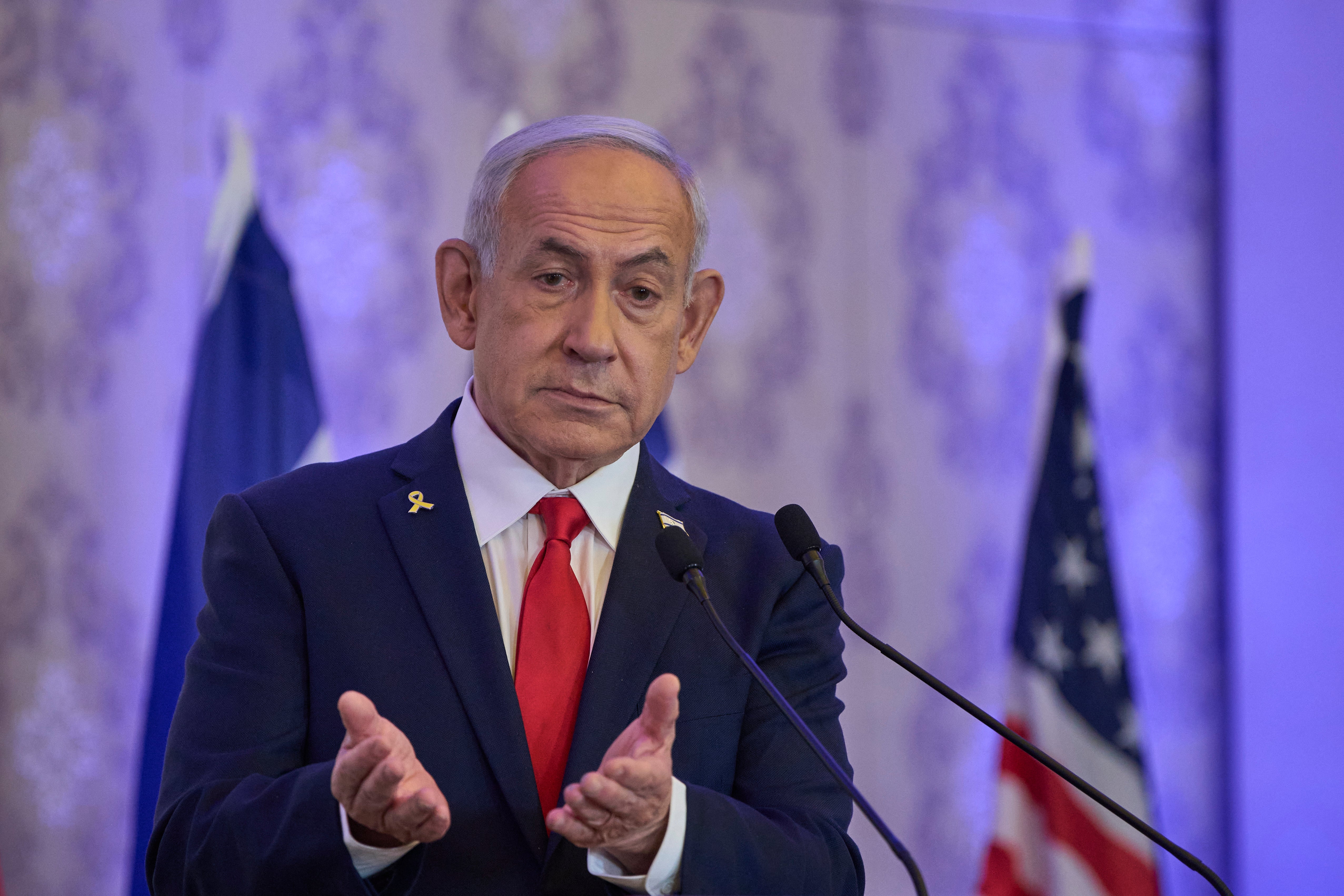 Izraelski premijer Benjamin Netanyahu razgovara s publikom na konferenciji u Jeruzalemu, u nedjelju, 27. srpnja 2025