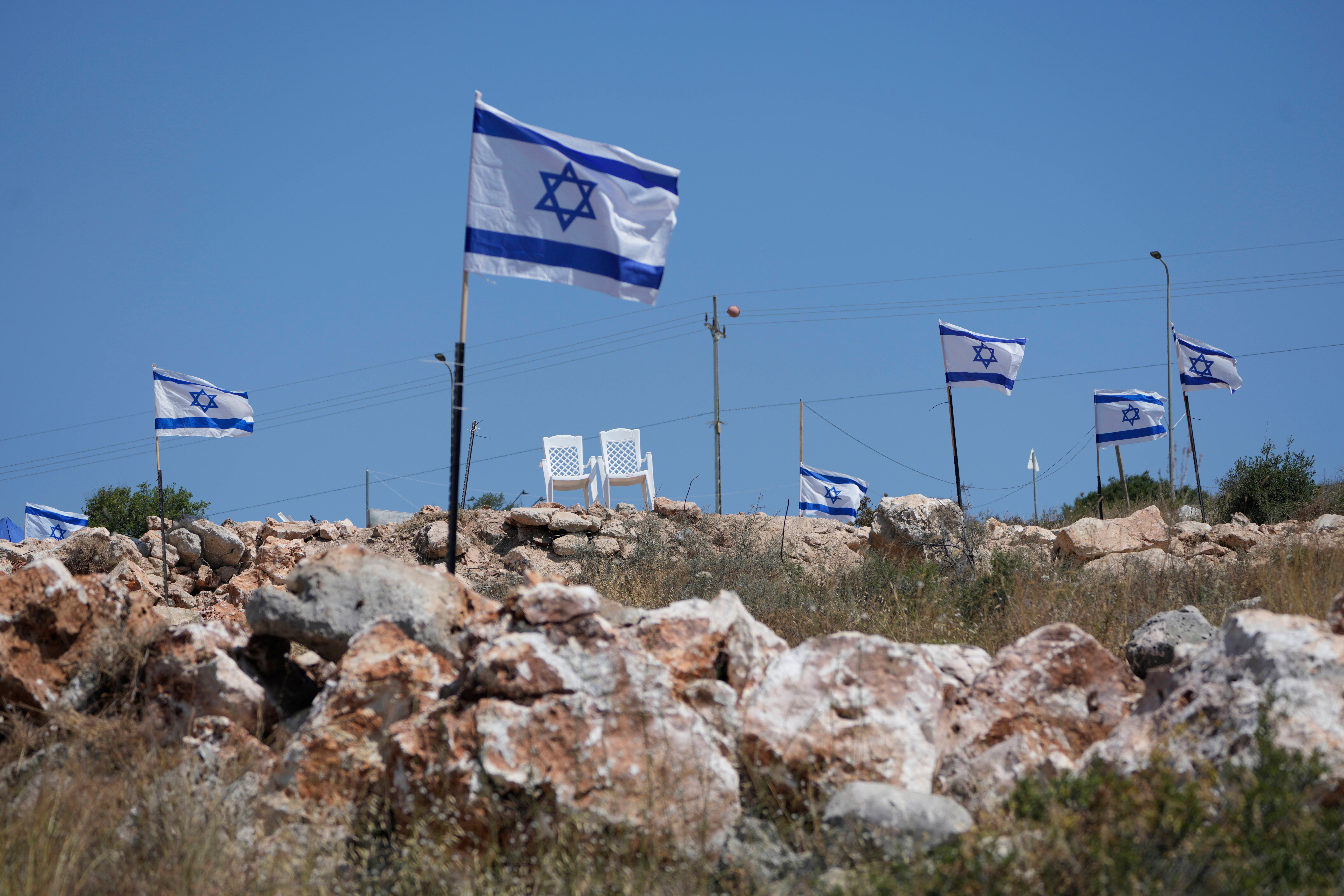 Izraelske zastave lete pored palestinskih svojstava koje su u svibnju napali izraelski doseljenici