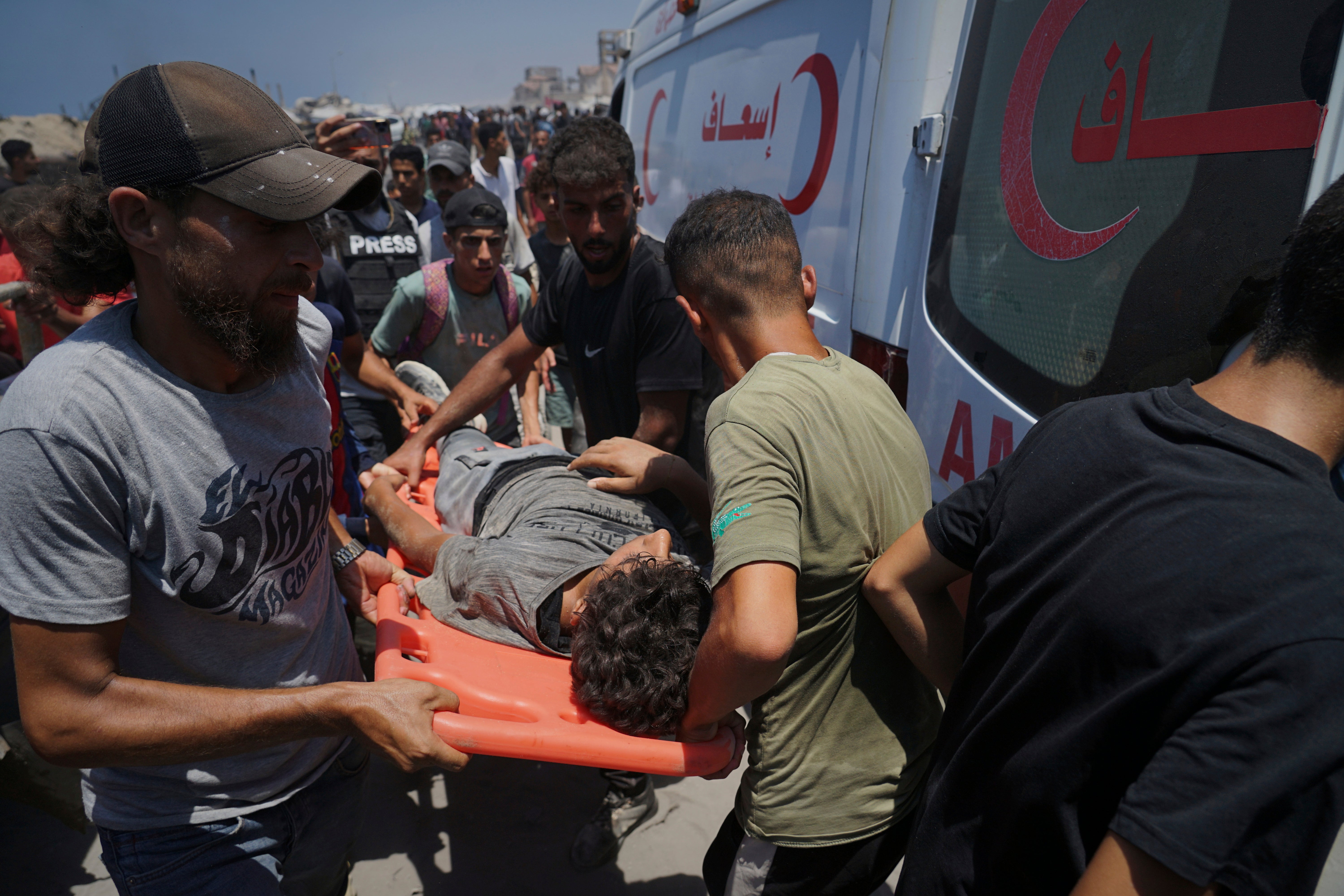 Ozlijeđeni Palestinci prebačeni su u hitnu pomoć nakon što su ranjeni dok su čekali pomoć