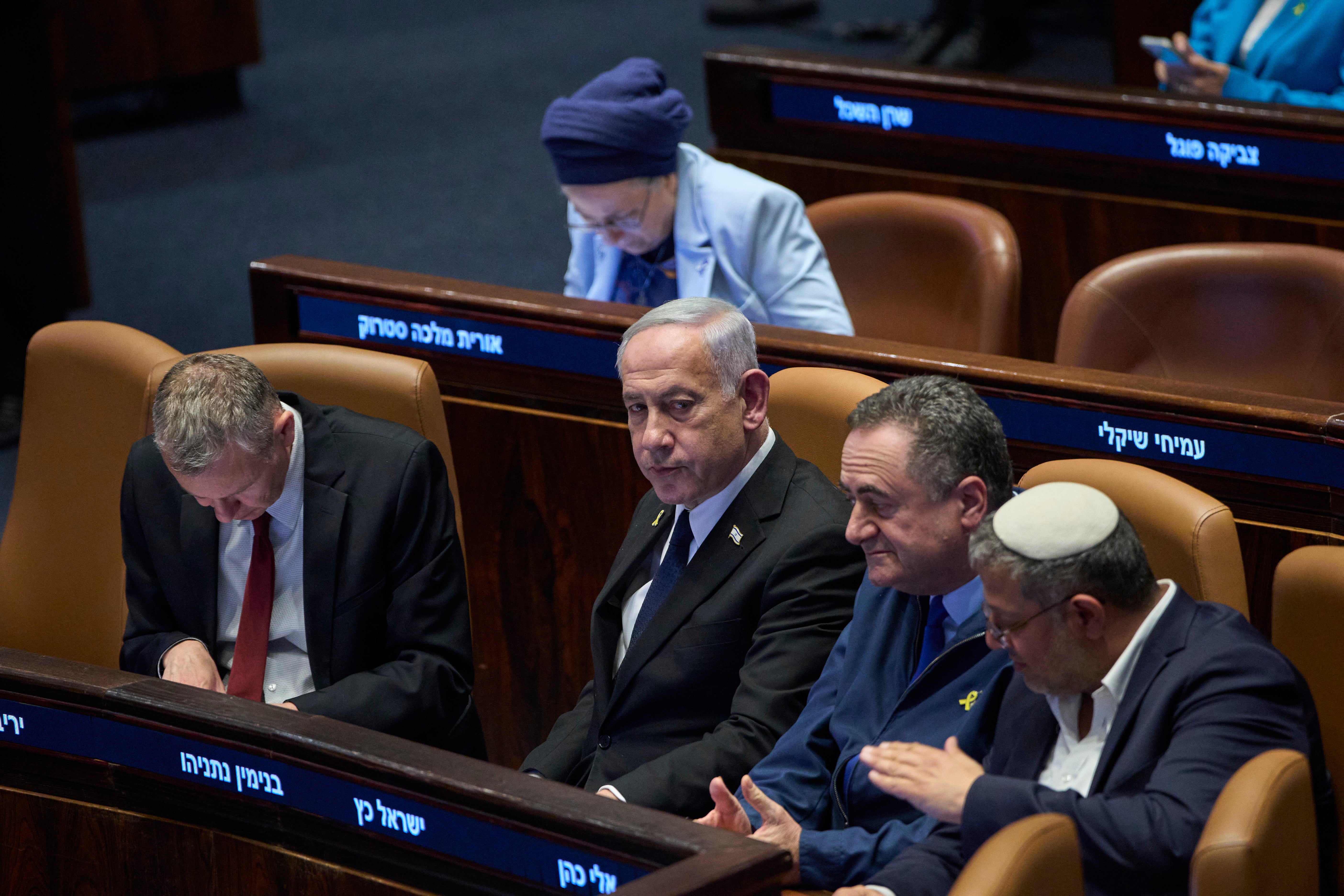 Izraelski premijer Benjamin Netanyahu, okružen ministrima iz vlade, sudjeluje na sjednici Knesseta, izraelskog parlamenta, u Jeruzalemu, ponedjeljak, 14. srpnja 2025. (AP Photo/Ohad Zwigenberg)