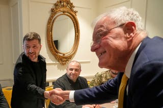 Ukrajinski predsjednik Volodymyr Zelenskyy, lijevo, ruši se s posebnim izaslanikom Sjedinjenih Država za Ukrajinu i Rusiju, Joseph Keith Kellogg, tijekom njihovog sastanka u Rimu, Italija, srijeda, 9. srpnja, 9. srpnja