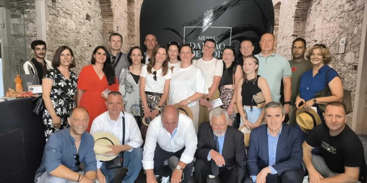 Izaslanstvo Benkovca boravilo u Portugalu, a društvo su im pravile dvije veleposlanice. Razmjenjivali su iskustva u očuvanju vinskih sorti