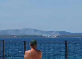 Izbio požar na Ugljanu: Gori između Batalaže i Sušice, na terenu vatrogasci i kanaderi