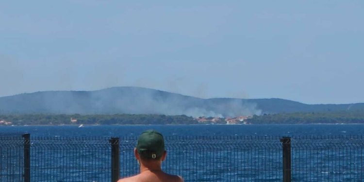 Izbio požar na Ugljanu: Gori između Batalaže i Sušice, na terenu vatrogasci i kanaderi