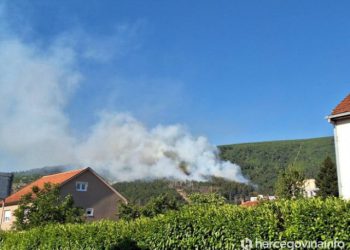 Izbio veći požar u Bileći, vatrogasci ga drže pod kontrolom