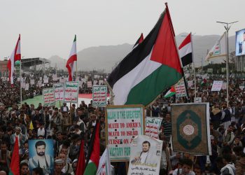 Izrael lansira zračne napade koji ciljaju Jemenski pobunjenici Houthi, a Houthis lansira raketu u Izraelu