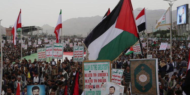 Izrael lansira zračne napade koji ciljaju Jemenski pobunjenici Houthi, a Houthis lansira raketu u Izraelu