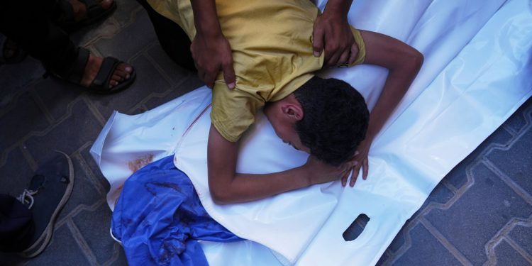 Izraelski štrajkovi u Gazi ubijaju najmanje 20 ljudi, uključujući šestero djece koja skupljaju vodu, kažu bolnice