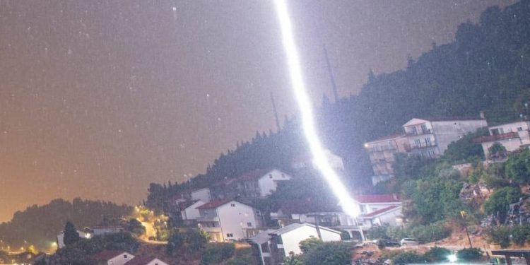 JAVIO NAM SE PLOČANIN Munja nije pogodila u našu kuću, nego rasvjetni stup ispred, a bilo nas je sedam u kući!