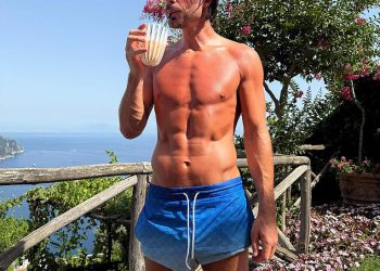 Jack Grialish bez rukava prikazuje svoj tonirani okvir u plavim kratkim hlačama dok uživa u sunčanom odmoru sa svojom djevojkom Sasha Atwood i kćeri Mila, deset mjeseci