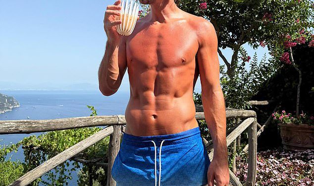 Jack Grialish bez rukava prikazuje svoj tonirani okvir u plavim kratkim hlačama dok uživa u sunčanom odmoru sa svojom djevojkom Sasha Atwood i kćeri Mila, deset mjeseci