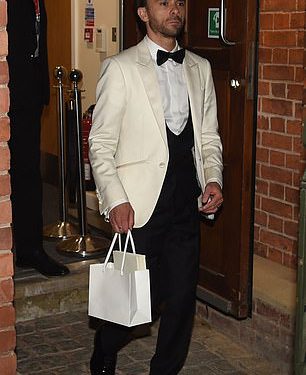 Jack P. Shepherd i njegova nova supruga Hanni Treweek zajedno s gostima za blude