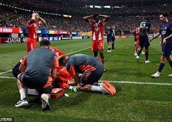 Jamal Musiala’s Bayern München, suigrač Alphonso Davies smetnje dok reagira na ozljedu horora naprijed dok je strujao tijekom klupskog svjetskog kupa