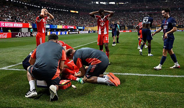 Jamal Musiala’s Bayern München, suigrač Alphonso Davies smetnje dok reagira na ozljedu horora naprijed dok je strujao tijekom klupskog svjetskog kupa