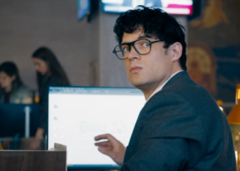 James Gunn ima objašnjenje kanona stripa zašto ga naočale Clarka Kenta nekako spriječe da bude prepoznat kao Superman