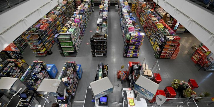 Je li ljeti doista skuplje kupovati na Jadranu nego na kontinentu? Analiza cijena u Biogradu i Vukovaru pokazuje neočekivane razlike