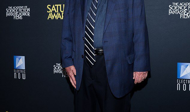 Jeftinija od desetak zvijezde tragično prolazi u dobi od 85 tjedana nakon što je pretrpjela srčani udar, jer opustošeni navijači odaje počast