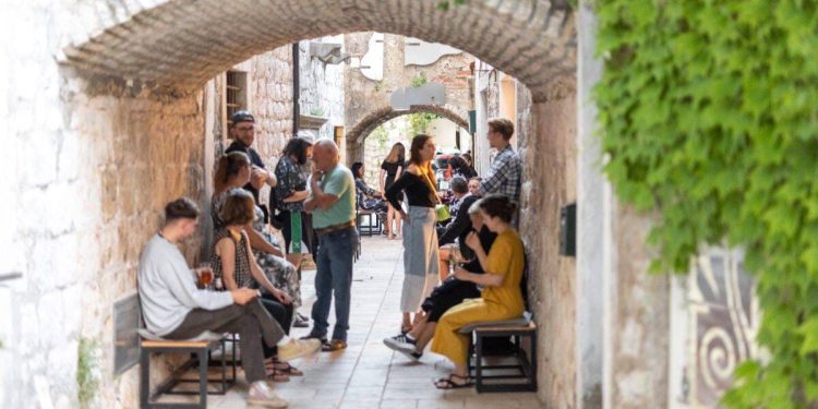 Jelsa Art Bijenale 2025 – kad umjetnosti postane sila promjene!