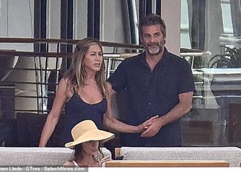 Jennifer Aniston ponovno pronalazi ljubav onako kako je viđena na intimnim fotografijama s vrućim novim ljubavnikom