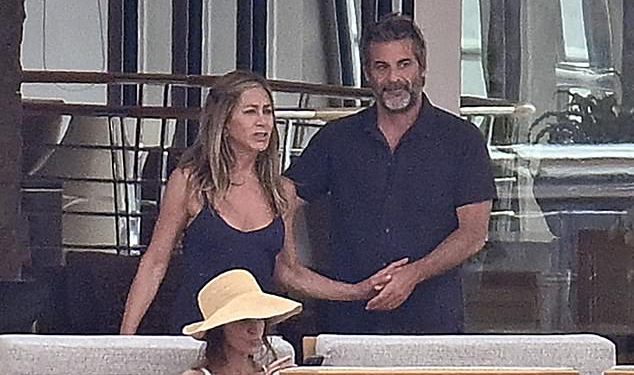 Jennifer Aniston ponovno pronalazi ljubav onako kako je viđena na intimnim fotografijama s vrućim novim ljubavnikom