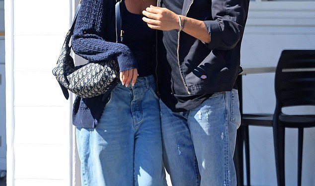 Jessica Alba i nova ljubav Danny Ramirez uzimaju vruću romansu ‘na sljedeću razinu’ dok se vide kako se ljube